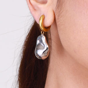 Y2K Mixte Métal Deux Tons Argent et Or Tone Nugget Hoop Boucle D'oreille Chunky Exagéré Moderniste Clicker Pebble Dangle Boucles D'oreilles - Product Image 3