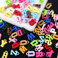 Breloques en acrylique en forme de lettres de l'alphabet avec trou pour accrocher des colliers