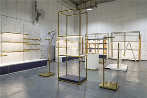 Espositori di Lusso Premium per Negozi di Borse e Valigie, Stand Personalizzabili Oro e Bianco per Boutique di Borse - Product Image 5