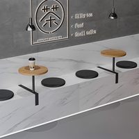 Table basse murale blanche moderne en forme de L ronde en bois et métal pour une utilisation en extérieur dans un hôtel