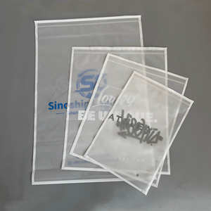 Sacs d'emballage en plastique mat givré personnalisés avec logo imprimé en gros pour vêtements - Product Image 5