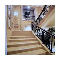 Escalier en marbre beige clair avec marches droites et courbes, carreaux durables pour usage hôtelier, escaliers intérieurs