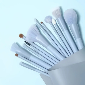 YRX Juego de 13 Brochas de Maquillaje de Madera Portátiles Azules Kabuki, Brocha Suave y Esponjosa Sintética para Bronceador, Colorete y Polvo Suelto - Product Image 3