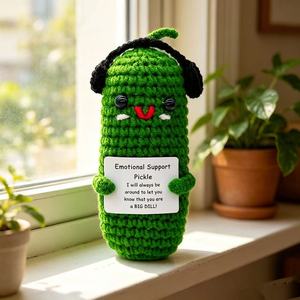 Cetriolo di Peluche Fatto a Mano all'Uncinetto per il Supporto Emotivo, Simpatico Amigurumi a Forma di Cetriolo Lavorato a Maglia con Biglietto con Citazione per Alleviare lo Stress - Product Image 3