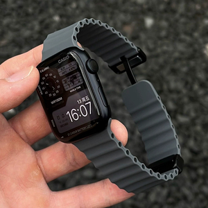 <span class=keywords><strong>Bracelet</strong></span> étanche en silicone souple pour hommes et femmes <span class=keywords><strong>Bracelet</strong></span> sport pour <span class=keywords><strong>Apple</strong></span> <span class=keywords><strong>Watch</strong></span> Series 10 9 8 7 <span class=keywords><strong>SE</strong></span> 2nd <span class=keywords><strong>SE</strong></span> Magnetic Band - Product Image 4