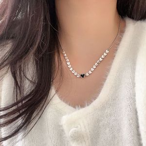 สร้อยคอหัวใจเงินแท้ S925 ประดับเรซิ่นสีดำ สายคล้องไหปลาร้าสำหรับผู้หญิง สวมใส่ได้ทุกวัน - Product Image 3