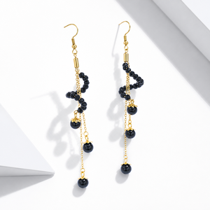 Boucles d'oreilles pendantes en spirale de cristal noir avec pampilles, en acier inoxydable plaqué or 14 carats sous vide, avec chaîne à hameçon - Product Image 1