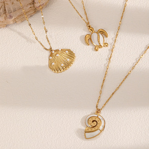 สร้อยคอสแตนเลสชุบทอง 18K ลายเปลือกหอยเต่าทะเล พร้อมจี้รูปเปลือกหอยและหอยสังข์ - Product Image 1