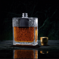 Bouteille de vin carrée en verre ornée et gravée sur mesure, 700 ml-1400 ml, pour whisky, vodka, tequila, avec couvercle, logo et couleur personnalisés