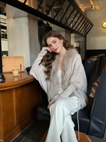 Suéter Oversize con Mangas Murciélago y Cuello de Pelo Sintético - Elegante Tejido Holgado Gris Nube, Top de Moda Otoño Invierno
