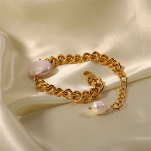 Pulsera de Perlas de Agua Dulce Chapada en Oro para Mujer, Estilo Vintage, con Cadena Cubana de Acero Inoxidable - Product Image 3