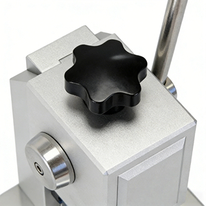 Presse manuelle compacte Meddore et machine à poinçonner les disques 13 kg pour électrodes et séparateurs de piles bouton - Product Image 5