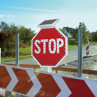 Panneau de signalisation routière triangulaire à LED solaire avec film réfléchissant haute intensité en aluminium pour la sécurité routière et l'avertissement de limitation de vitesse