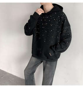 เสื้อฮู้ดผู้ชายแบบถัก ผ้าฝ้าย 100% หนัก 450 กรัม ผลิตตามสั่งจากโรงงาน ลายพิมพ์ตัวอักษรประดับคริสตัลสีดำแบบดิสเทรส สำหรับฤดูหนาว - Product Image 2