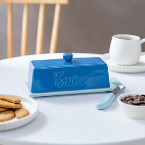 Beurrier en céramique émaillée bleue avec couteau - Récipient à beurre bicolore pour la cuisine à domicile - Product Image 1