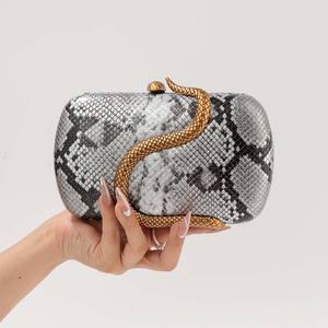 Bolso de Mano Tipo Clutch Cuadrado de Moda para Mujer, de PU Personalizado con Asa de Serpiente, para Fiestas y Banquetes, Venta Directa de Fábrica - Product Image 4