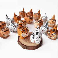 Petit tigre sculpté à la main en bois massif, artisanat en bois, accessoires pour la maison, salon, bureau, ornement de bureau, cadeau