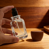 Flacon de parfum carré en verre de haute qualité 50ml 100ml avec bouchon en bois à épaule arrondie, conteneur de parfum vide pour logo cosmétique