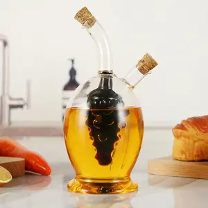 Hot handmade cao Borosilicate rõ ràng Glass nho Shape 2 trong 1 dầu và giấm chai nước thủy tinh với gỗ nút chai