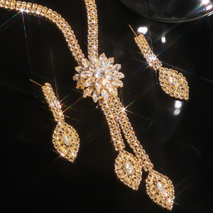 Parure de bijoux tendance 2026 avec boucles d'oreilles et collier à pampilles en zircon fleuri pour femme - Product Image 4