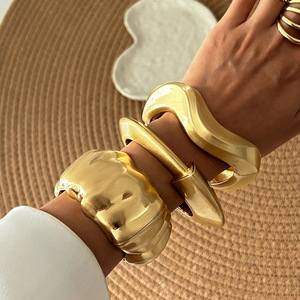 2025 Mới Đến Thời Trang Chunky Kim Loại Vòng Đeo Tay Mịn Cổ Điển Dây Đeo Cổ Tay Không Thường Xuyên Mở Thiết Kế Giá Rẻ Bán Buôn Vòng Đeo Cổ Điển - Product Image 4