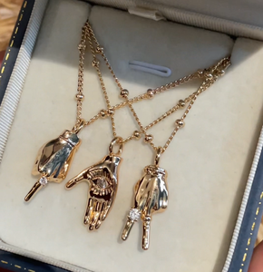 Collier Fanhua en acier inoxydable plaqué or 18 carats, étanche et inaltérable, avec zircon, motif geste « Je t'aime » – Nouveauté TikTok - Product Image 1