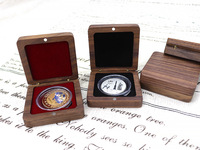 Boîte de rangement et d'exposition pour collection de médailles et badges commémoratifs de petite taille (67*67mm) en bois massif