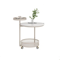 Table d'appoint de canapé moderne et minimaliste à double niveau, pliable et rétractable, style crème, avec base roulante mobile, structure métallique et plateau en quartzite blanc