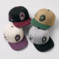 Casquette de baseball structurée en daim bicolore avec broderie latérale, style streetwear gothique, visière incurvée, motif flamme et crâne brodé en 3D