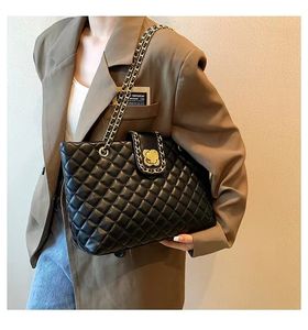 Large Capacity Commuting Bags Women Ladies Korean Style <b>Handbags</b> Diamond Lattice <b>Chain</b> Shoulder Bags - Product Image 3