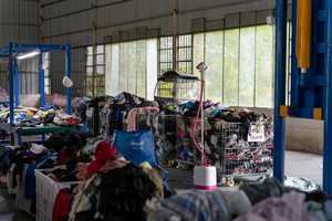 SF01 Abbigliamento Estivo Usato Economico per <span class=keywords><strong>Donna</strong></span>, T-Shirt, Pantaloncini, <span class=keywords><strong>Vestiti</strong></span>, Pantaloni, Jeans, Abiti <span class=keywords><strong>Casual</strong></span> di Seconda Mano all'Ingrosso - Product Image 2