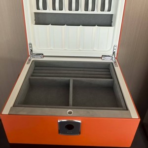 Mallette de rangement pour bijoux High Tech Fingerprint Access avec compartiments personnalisables et éclairage LED pour un affichage sécurisé Smart Lock - Product Image 6