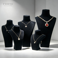 Présentoir de bijoux FORTE Classic Black, buste de mannequin en microfibre de luxe avec étiquette personnalisée
