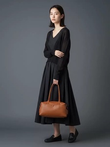 Bolso de Hombro Minimalista de Cuero Genuino Negro con Cierre de Botón y Dos Asas para Uso Diario - Product Image 5