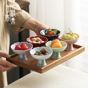 Assiette à fruits en céramique en forme de fleur, petit plat en porcelaine pour le thé et les collations, plateau de service pour desserts de fête, style rétro luxueux - Product Image 1