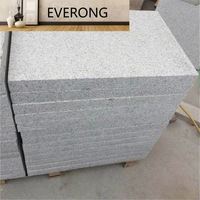 Dalles de pavage en granit naturel brut, granulométrie fine, couleur argentée flamée rose, provenant du Portugal et de Chine, pour revêtement paysager et allées, à prix abordable.