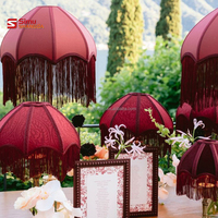 Lampe de table rétro européenne victorienne à franges bordeaux avec abat-jour en tissu et support en métal doré, pièce maîtresse lumineuse pour les fêtes