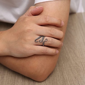 Nuevo Anillo Creativo de Pulpo con Gema Roja para Hombre, Anillo Abierto de Tentáculo de Rubí Estilo Retro Punk, Joyería y Accesorios Diarios Masculinos - Product Image 4