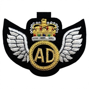 ROYAL BADGE Badge nominatif brodé à la main Taille personnalisée Badges à coudre en tissu et feutre avec émail pour sacs Logo personnalisable - Product Image 1