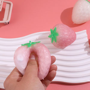 Balle anti-stress souple en forme de fraise à couleurs changeantes pour enfants, jouet sensoriel de décompression pour enfants autistes - Product Image 3