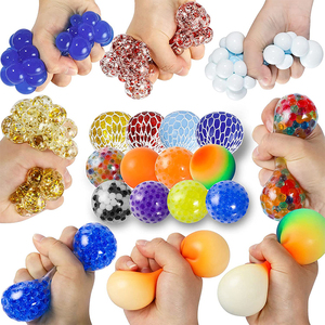 Lot de 12 balles sensorielles anti-stress, balles en maille Fidget, jouets de décompression à presser en TPR et billes d'eau pour garçons et filles - Product Image 3