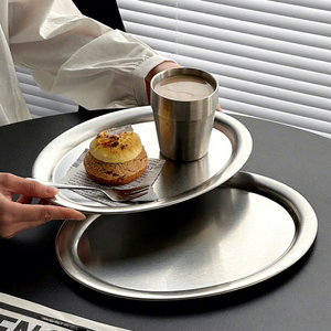 Bandeja Redonda de Acero Inoxidable con Logotipo Personalizado, Acabado Cepillado, Borde Ancho, para Servir Postres en Cafeterías y Restaurantes - Product Image 3