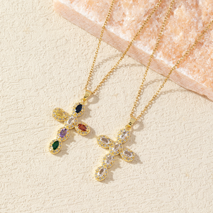 Collana con Pendente a Croce di Gesù in Acciaio Inossidabile Placcato Oro 18K con Zirconi, Catena a Maglie, Regalo di Natale e Anniversario - Ultima Tendenza Moda - Product Image 3