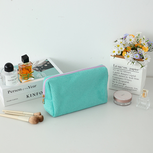 กระเป๋าเครื่องสำอางผ้าเทอร์รี่รูปสามเหลี่ยมแบบสั่งทำพร้อมโลโก้ส่วนตัวสำหรับผู้หญิง กระเป๋าใส่เครื่องสำอางสำหรับเดินทาง - Product Image 1