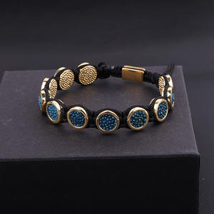 Pulsera de Macramé Trenzada con Cuentas Redondas de Latón y Cuero de Piel de Pescado Azul Personalizada de Alta Calidad para Hombre - Product Image 2