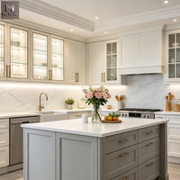 Ensemble d'armoires de cuisine classiques gris clair et blancs, style Shaker, en bois massif, avec îlot central et rangements