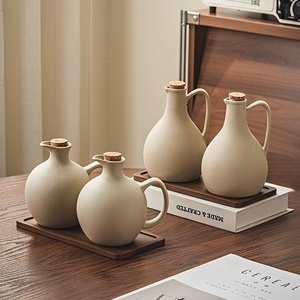 Ensemble de bouteilles distributrices d'huile d'olive <span class=keywords><strong>en</strong></span> céramique avec <span class=keywords><strong>bouchon</strong></span> <span class=keywords><strong>en</strong></span> liège, poignée et plateau <span class=keywords><strong>en</strong></span> bois, et cruche à vinaigre <span class=keywords><strong>pour</strong></span> le rangement sur comptoir de cuisine - Product Image 3