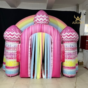 Château gonflable d'intérieur et d'extérieur avec arche musicale et décorations à pompons - Product Image 1