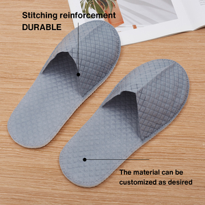 Chinelos Descartáveis Personalizados com Logo em Cinza, Antiderrapantes e Respiráveis para Spa, Quartos de Hotel e Viagens - Product Image 3