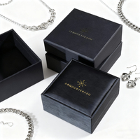 Boîte à bijoux en carton rigide gris mat avec logo personnalisé en relief, fournisseur en gros d'emballages pour boucles d'oreilles, ensemble de pochettes